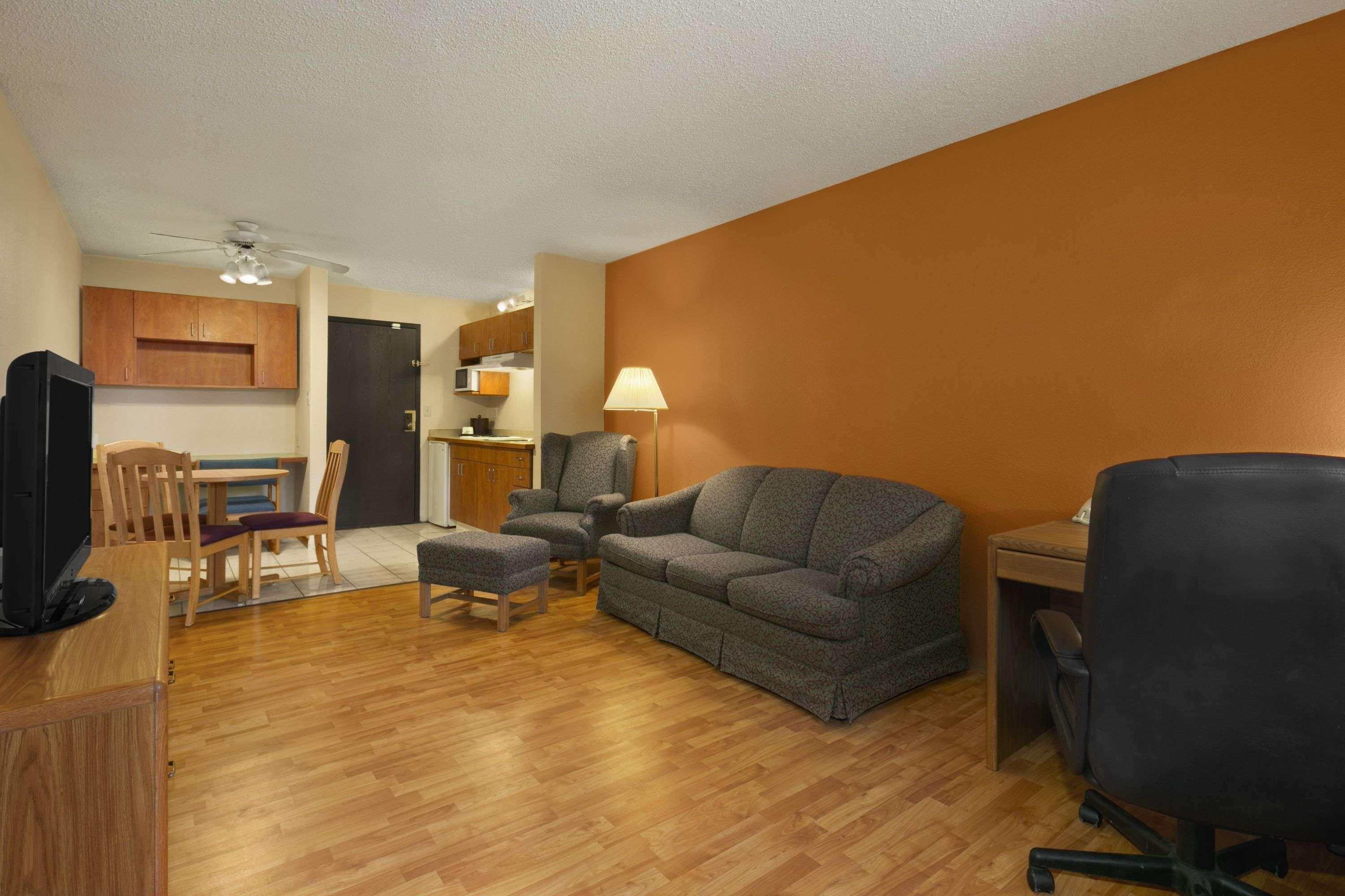 Days Inn & Suites By Wyndham Stevens Point Eksteriør billede
