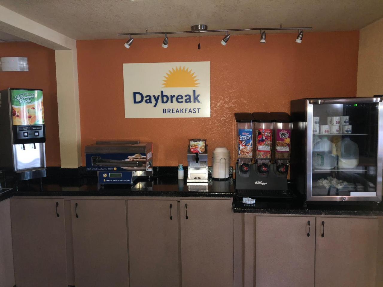 Days Inn & Suites By Wyndham Stevens Point Eksteriør billede